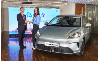 William Wang, director general de MG en Reino Unido y Europa, hace entrega de las llaves un MG4 EV Urban a la clienta 100.000.001 del grupo / SAIC