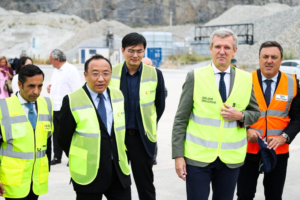 El presidente de la Xunta, Alfonso Rueda, junto al vicepresidente de SAIC Motor, Wu Bing, durante el acto de recepción del primer portavehículos de la compañía china en el Puerto Exterior de Ferrol / Raúl Lomba (Europa Press)