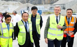 El presidente de la Xunta, Alfonso Rueda, junto al vicepresidente de SAIC Motor, Wu Bing, durante el acto de recepción del primer portavehículos de la compañía china en el Puerto Exterior de Ferrol / Raúl Lomba (Europa Press)