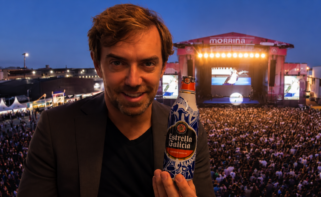Recreación de Juan Rodríguez Rivera, con el stage del Morriña Festival de fondo