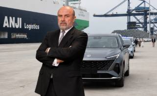 Ilustración que recrea a José Manuel Otero frente al Anji Logistics y un vehículo de la marca MG de la china SAIC Motor