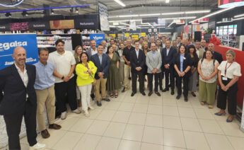 Foto de familia de la presentación de la nueva edición del programa ‘Cata a lata’ en el hipermercado Eroski de Nigrán / Vegalsa-Eroski