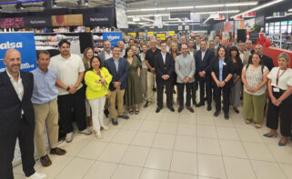 Foto de familia de la presentación de la nueva edición del programa ‘Cata a lata’ en el hipermercado Eroski de Nigrán / Vegalsa-Eroski