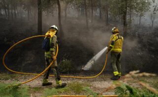 Imagen de archivn en la que dos bomberos forestales tratan de extinguir un incendio en Padrón / Europa Press
