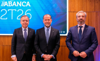 De izquierda a derecha, Francisco Botas, Juan Carlos Escotet y Javier de Francisco, durante la presentación de resultados de la entidad financiera