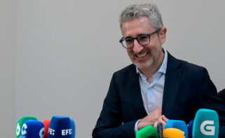 El ministro de Hacienda, Arcadi España, en declaraciones a los periodistas en A Coruña - MONCHO FUENTES