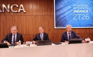 De izquierda a derecha, Francisco Botas, Juan Carlos Escotet y Javier de Francisco / Abanca