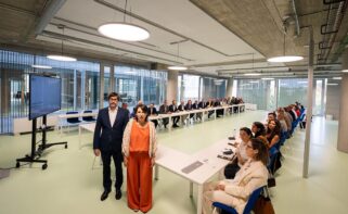 La conselleira de Industria, María Jesús Lorenzana, y el consejero delegado de Recursos de Galicia, Emilio Bruquetas, presentan ante representantes de los clústeres la ampliación de capital que promueve la entidad público-privada