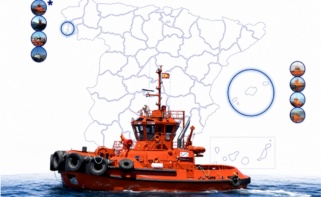 Remolcadora Doctor Pintado de Remolcanosa, con un mapa sobre la flota de la empresa de fondo