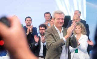 El presidente de la Xunta de Galicia, Alfonso Rueda (c), durante el acto de presentación de los candidatos a las capitales de provincia para las elecciones municipales de 2027, en Santiago