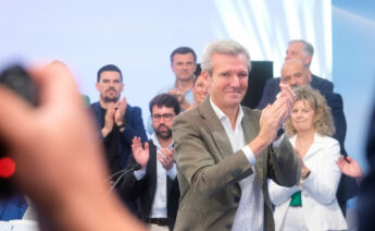 El presidente de la Xunta de Galicia, Alfonso Rueda (c), durante el acto de presentación de los candidatos a las capitales de provincia para las elecciones municipales de 2027, en Santiago