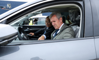 El Vicepresidente De SAIC, Wu Bing, Y El Presidente De La Xunta De Galicia, Alfonso Rueda, En Un Coche De MG Durante El Acto De Recepción De La Llegada Del Primer Portavehículos La Multinacional China Al Puerto Exterior De Ferrol - RAÚL LOMBA - EUROPA PRESS