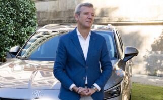 El presidente de la Xunta, Alfonso Rueda, junto a un vehículo de MG como los que se montarán en Galicia dentro del proyecto del grupo SAIC en Ferrol y As Pontes