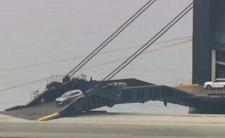 Imagen de la TVG en donde se aprecia el desembarco de los primeros coches de SAIC en el puerto de Ferrol