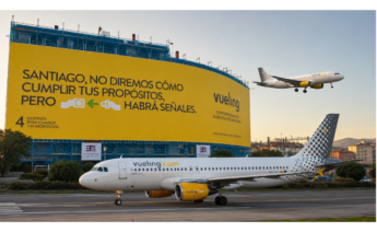 Montaje en el que puede verse una lona publicitaria de Vueling en Santiago y dos aviones de la compañía