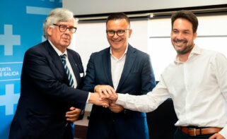 El conselleiro de Emprego, Comercio e Emigración, José González (c), junto al presidente de la CEG, Juan Manuel Vieites (i), y el secretario xeral de UGT, Cristóbal Medeiros