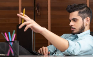Imagen de archivo de un joven trabajando / Creative Commons