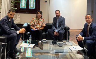 La conselleira de Economía e Industria, María Jesús Lorenzana, y miembros de su departamento, se reúnen con el director de Operaciones de Alcoa en España, Álvaro Dorado