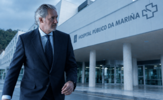 Montaje con el CEO de Acciona, José Manuel Entrecanales, junto al hospital de A Mariña / Ambas imágenes son de Europa Press