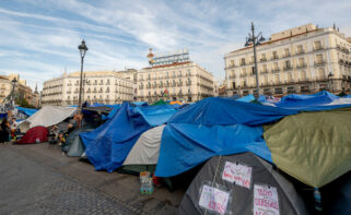 Tiendas de camapaña durante la acampada por la Vivienda en la Puerta del Sol,