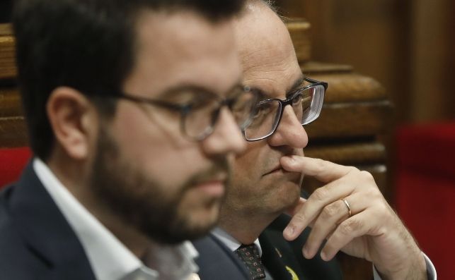 Aragonès, en primer término, con Torra en el Parlament. EFE/Andreu Dalmau