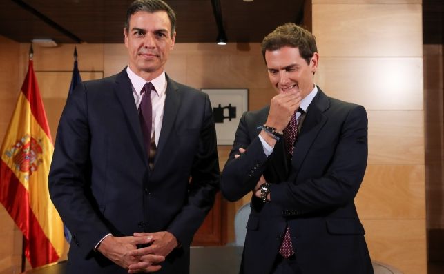 El presidente del Gobierno en funciones, Pedro Sánchez, en su última reunión con el líder de Ciudadanos, Albert Rivera