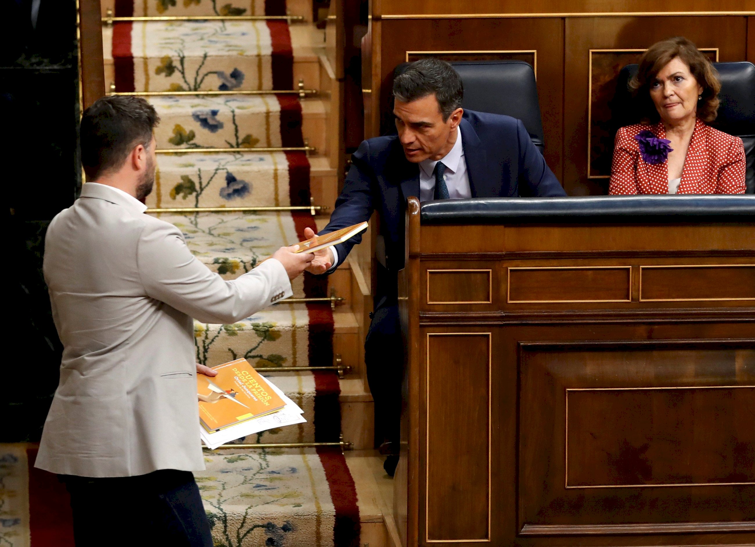 El portavoz de ERC, Gabriel Rufián, de pie, entregando a Sánchez un ejemplar del libro de cuentos escrito por Junqueras en prisión en julio. Foto: EFE/Ballesteros