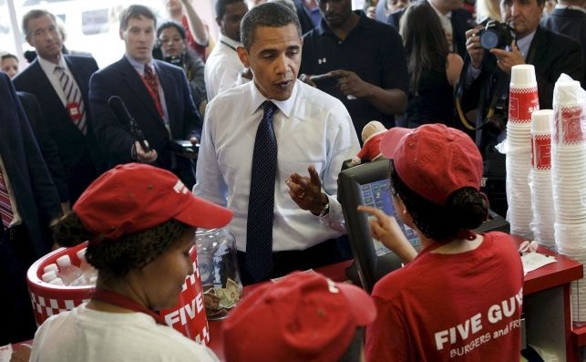 Barack Obama almuerza en un Five Guys en Washington. La hamburguesería llega a Barcelona este Sant Jordi. Foto: EFE/Archivo