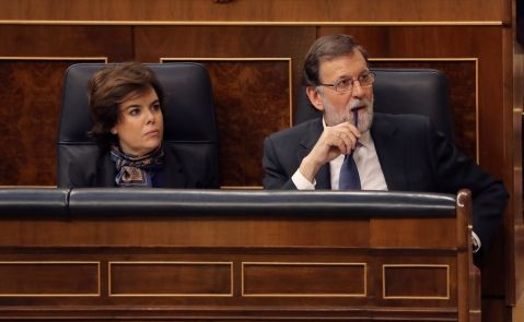 La vicepresidenta y el presidente del Gobierno, Soraya Sáenz de Santamaría y Mariano Rajoy, respectivamente, durante la sesión plenaria del Congreso, donde hoy se debate la viabilidad del sistema público de pensiones, afectado por la caía de las cotizacio