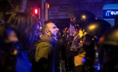 Miembros de los Mossos d´Esquadra impiden el paso de manifestantes en las inmediaciones de la Delegación del Gobierno en Barcelona, durante las protestas que se han producido tras conocerse la decisión del juez Pablo Llarena.EFE/ Enric Fontcuberta.