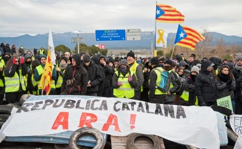 Una manifestación independentista en la autopista AP-7 / EFE