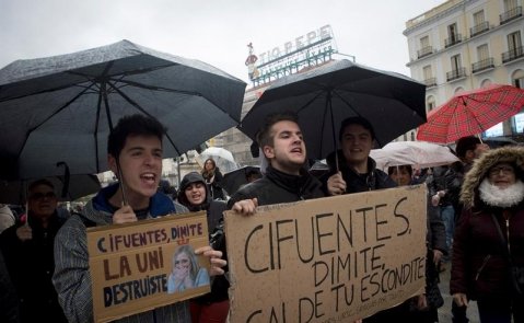 Estudiantes de la URJC se manifiestan en la Plaza del Sol para exigir la dimisión de Cifuentes / EFE