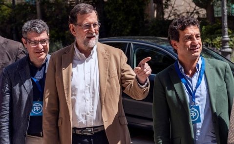 Mariano Rajoy junto al  ministro de Energía, Álvaro Nadal / EFE