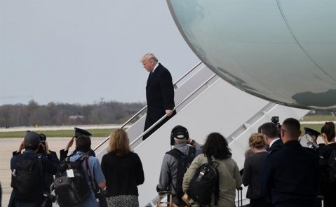 Donald Trump desembarca del Air Force One a su llegada a Washington / EFE