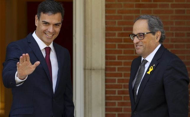 Pedro Sánchez y Quim Torra se saludan antes de su renión en el Palacio de La Moncloa en Madrid. EFE/Ballesteros