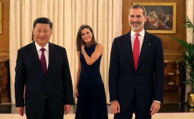 El rey Felipe (d), acompañado por la reina Letizia (c), y el presidente de China, Xi Jinping (i).  EFE/JuanJo Martín