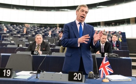 EN MANOS DE HUNGRÍA Y POLONIA  Personajes demagogos como Nigel Farage, ex líder del partido UKIP, intentan convencer a los gobiernos populistas de derechas de Polonia y Hungría para que veten la prórroga