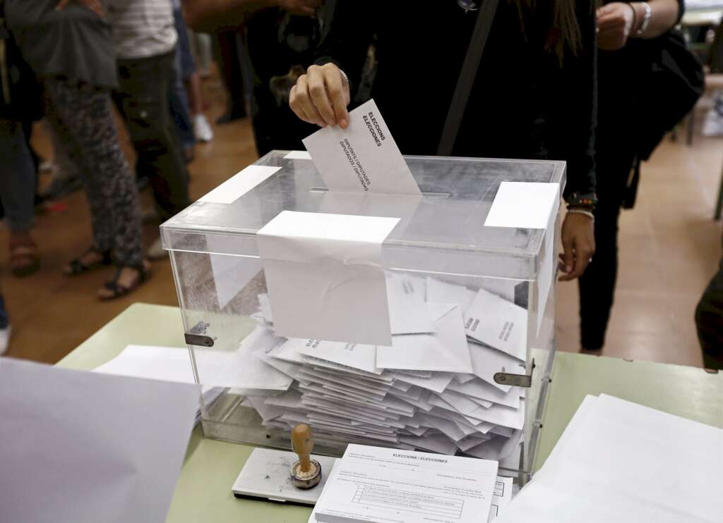 Una urna en un colegio electoral de Barcelona en las elecciones catalanas de 2005. Foto: EFE