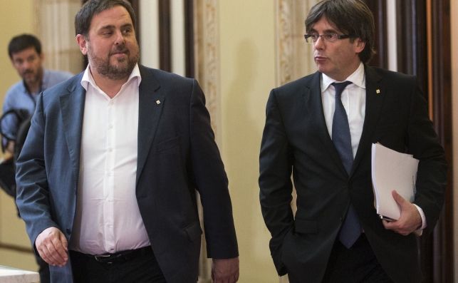 Oriol Junqueras y Carles Puigdemont, en el Parlament de Cataluña, en una imagen de archivo. EFE