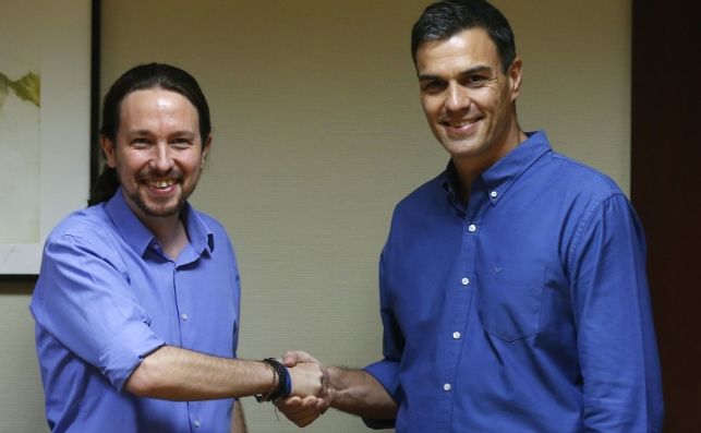 Los líderes de Podemos, Pablo Iglesias (i) y del PSOE, Pedro Sánchez, se saludan durante la reunión mantenida con sus equipos en el Congreso, en el inicio de las negociaciones para buscar acuerdos parlamentarios. EFE/Kiko Huesca