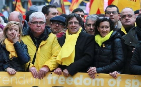 Carles Puigdemont (centro) al lado de Marta Rovira en una manifestación independentista en Bruselas, el 7 de diciembre de 2017. Foto: EPA/EFE/SL