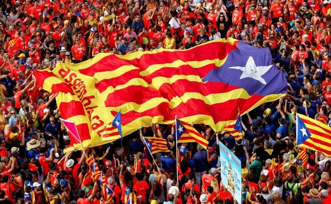 Manifestantes en la Diada despliegan una estelada gigante en la Diagonal de Barcelona. EFE/Enric Fontcuberta