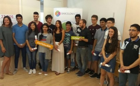 A la izquierda Laia Serrano, con los alumnos premiados con las becas BAC, en la Pompeu Fabra.