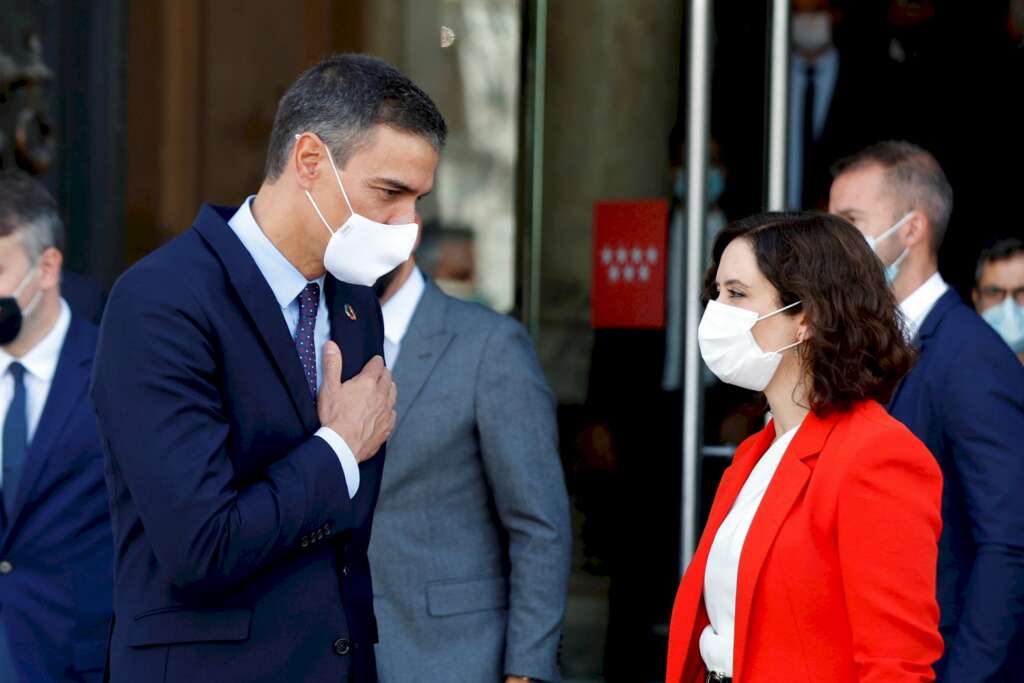 El presidente del Gobierno, Pedro Sánchez, junto a la presidenta de la Comunidad de Madrid, Isabel Díaz Ayuso / EFE