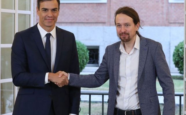 El presidente del Gobierno, Pedro Sánchez (izda), y el secretario general de Podemos, Pablo Iglesias, en su reciente firma del pacto de presupuestos