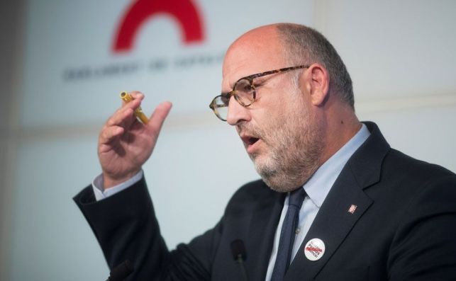 El portavoz adjunto de Junts per Catalunya, Eduard Pujol, durante una rueda de prensa en el Parlament