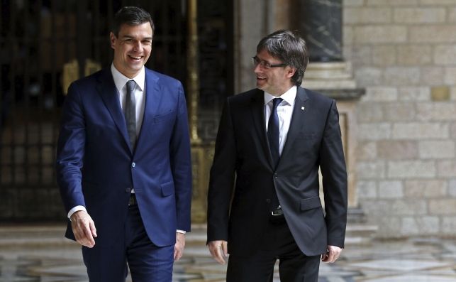 Pedro Sánchez y Carles Puigdemont, en una reunión que mantuvieron en 2016. EFE