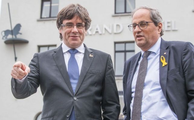 El expresidente catalán Carles Puigdemont (i), y el presidente de la Generalitat, Quim Torra (d), ofrecen unas declaraciones a la prensa tras su reunión en el Martin's Grand Hotel de Waterloo (Bélgica)