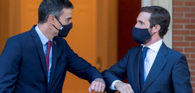 Pedro Sánchez y Pablo Casado se saludan en la última reunión pública que mantuvieron en La Moncloa, el pasado el 2 de septiembre de 2020 | EFE/FV/Pool/Archivo