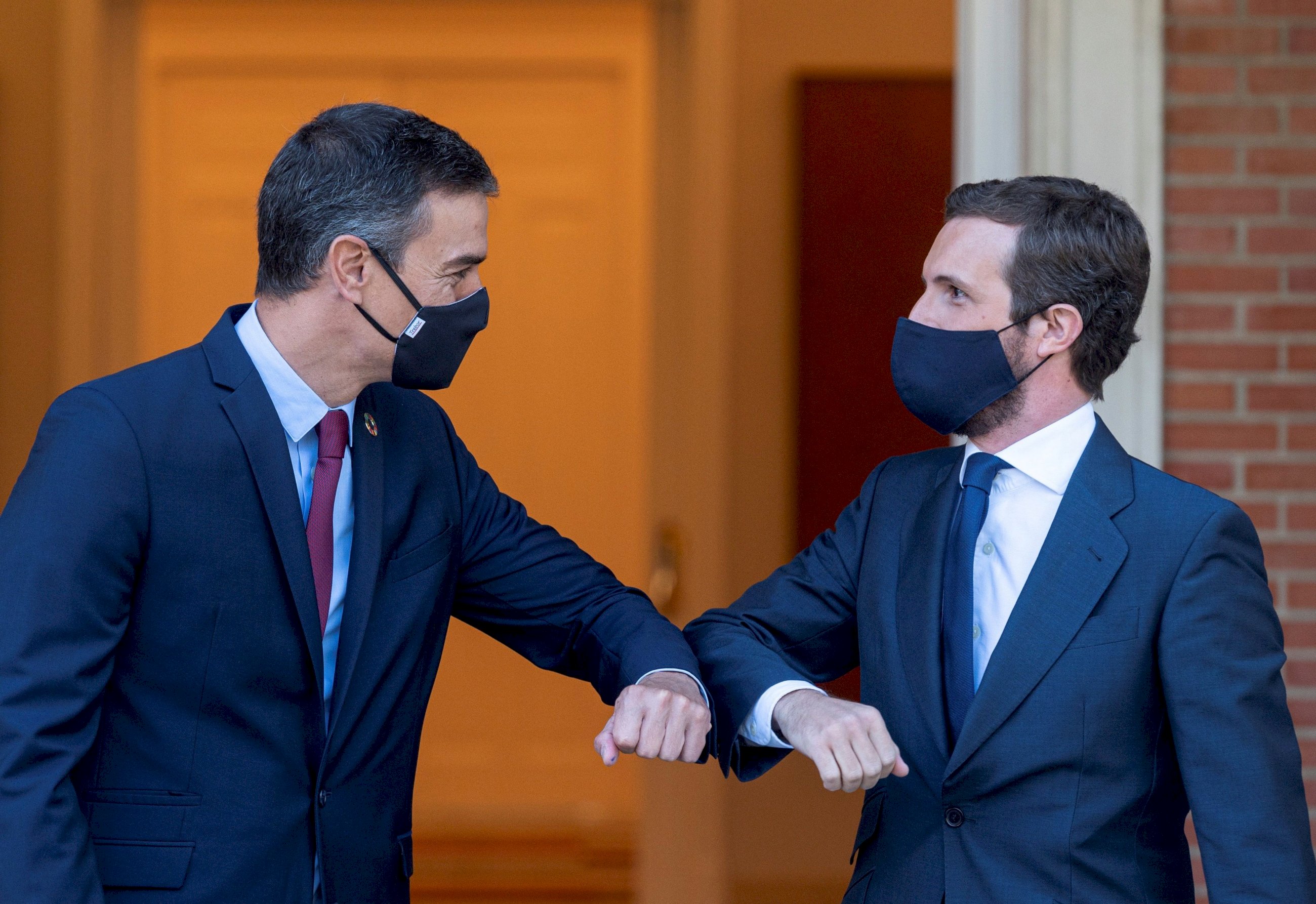 Pedro Sánchez y Pablo Casado se saludan en la última reunión pública que mantuvieron en La Moncloa, el pasado el 2 de septiembre de 2020 | EFE/FV/Pool/Archivo